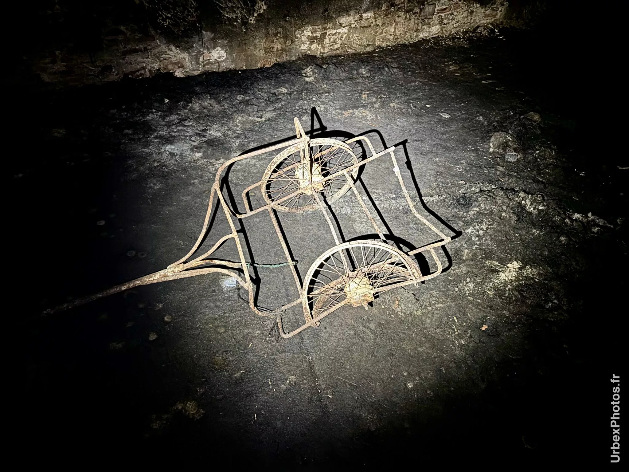 Photo urbex d'une remorque de vélo