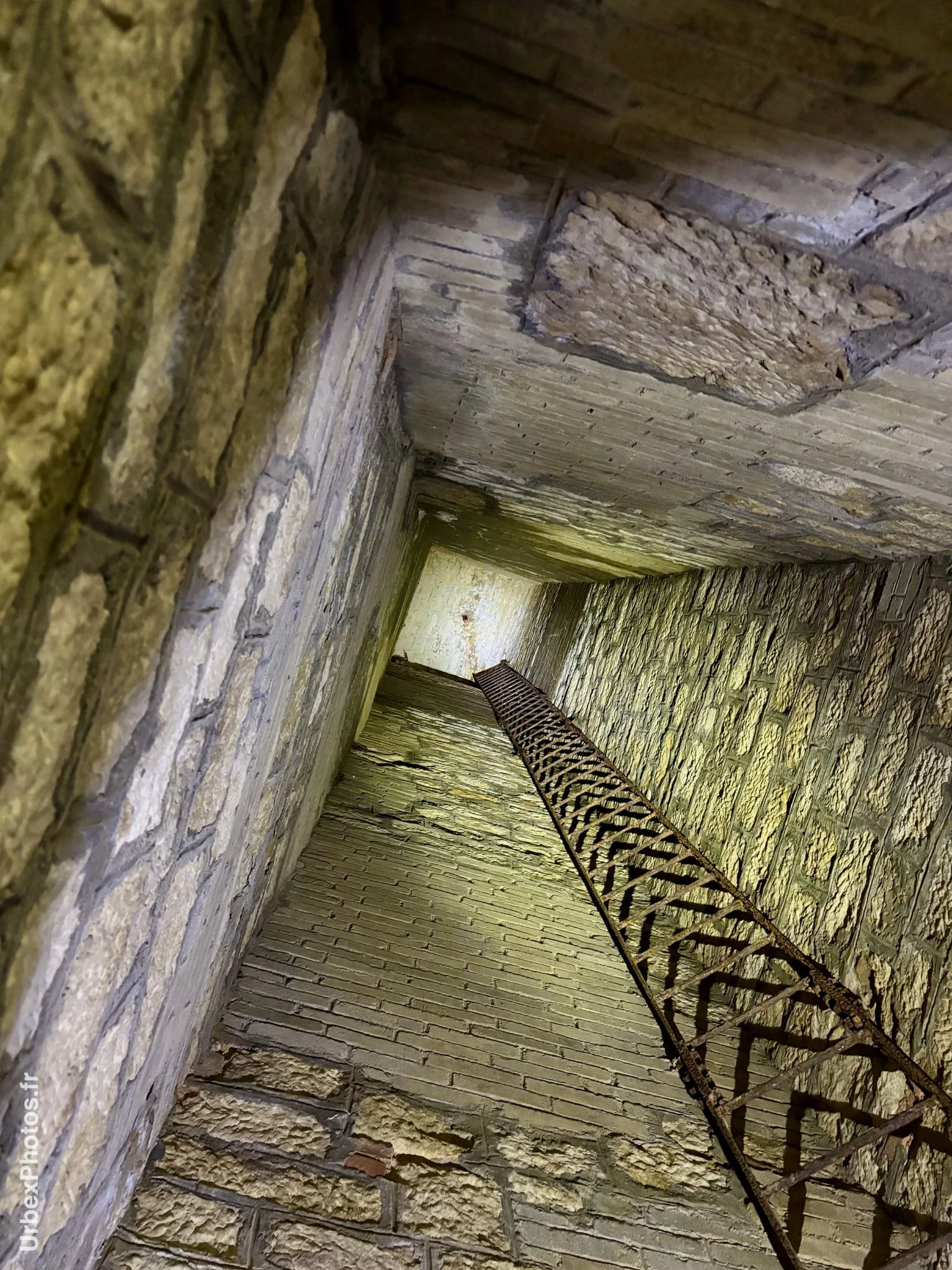 Echelle vers la surface du Fort Crucifix