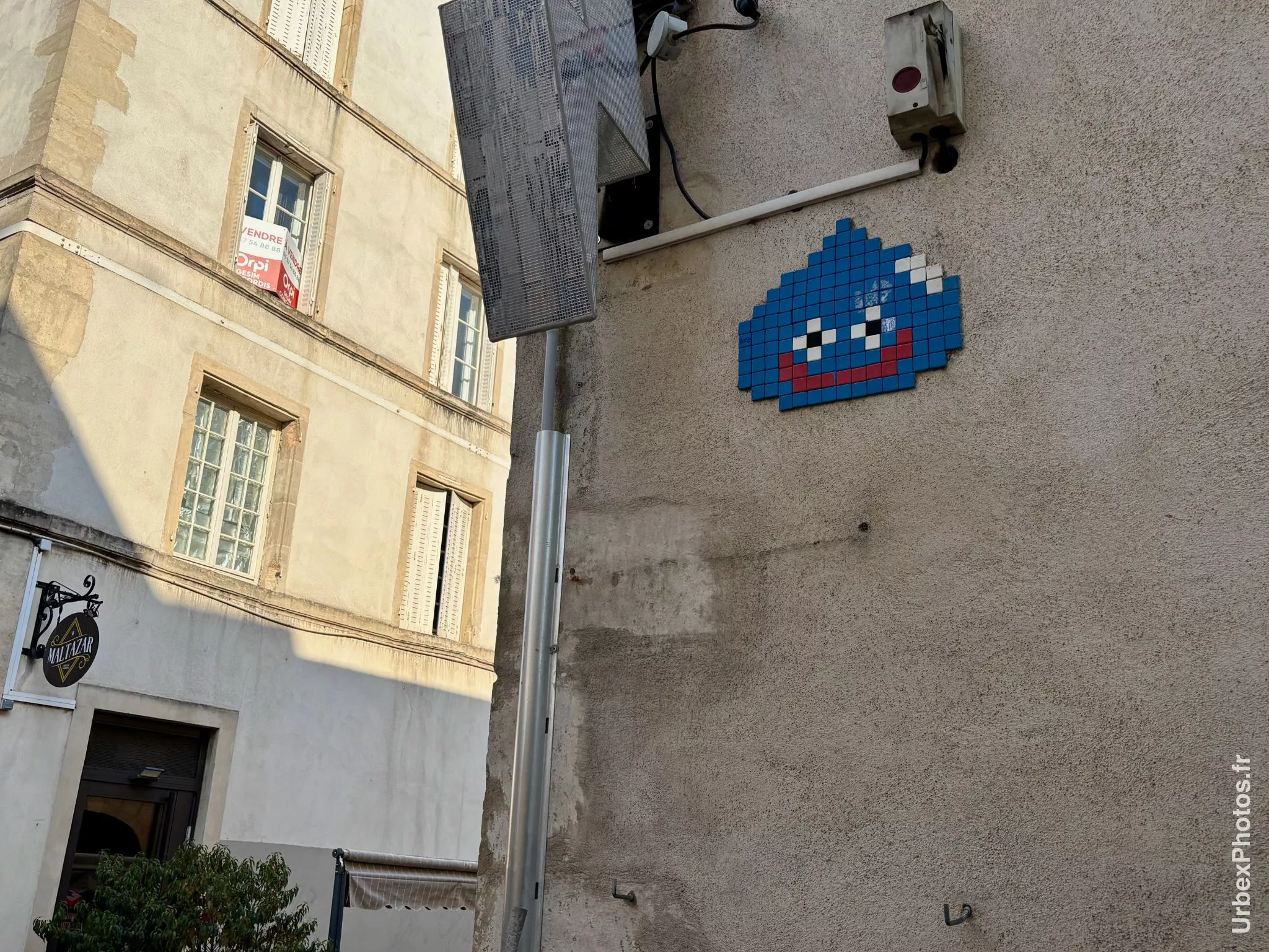 Mosaïque street art Nancy Slime bleu