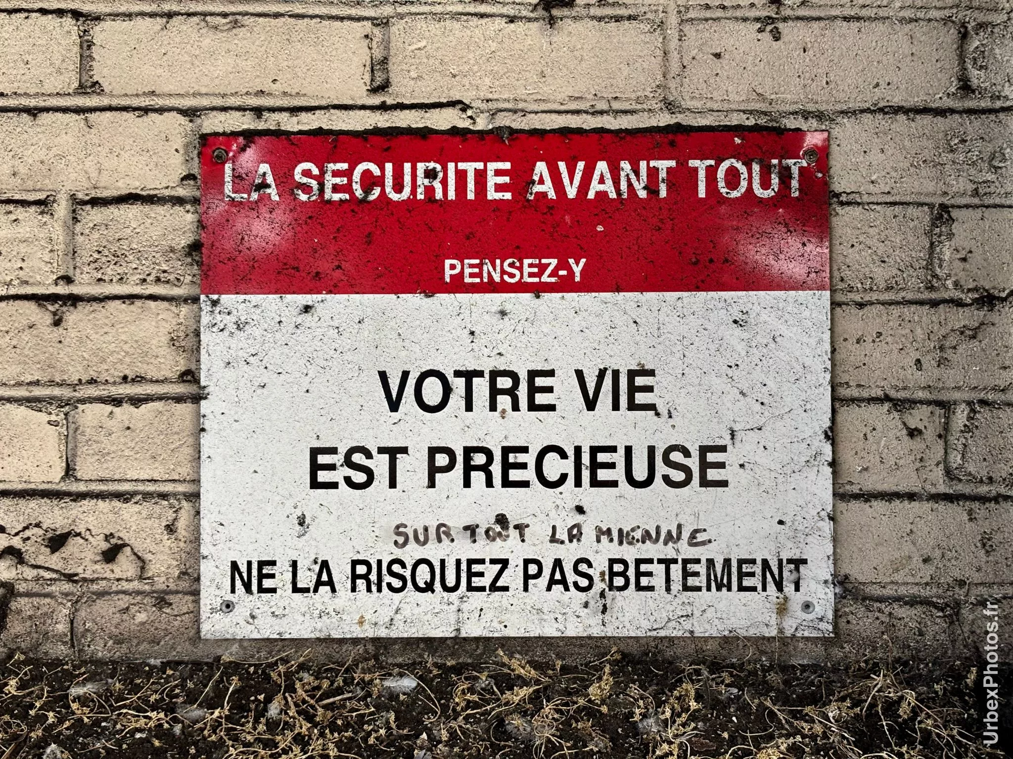 Photo urbex d'une affiche de prévention