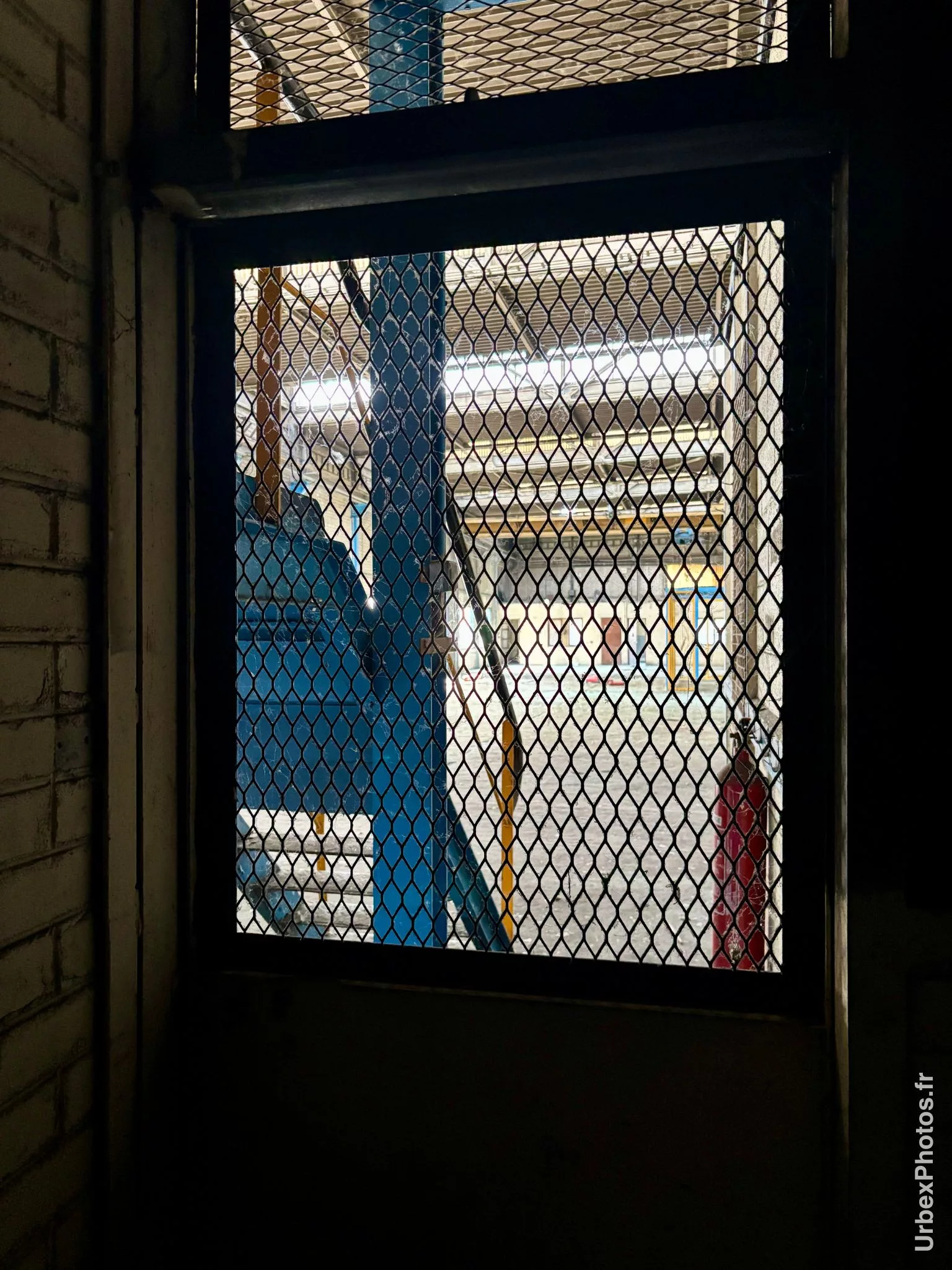 Photo urbex derrière un grillage