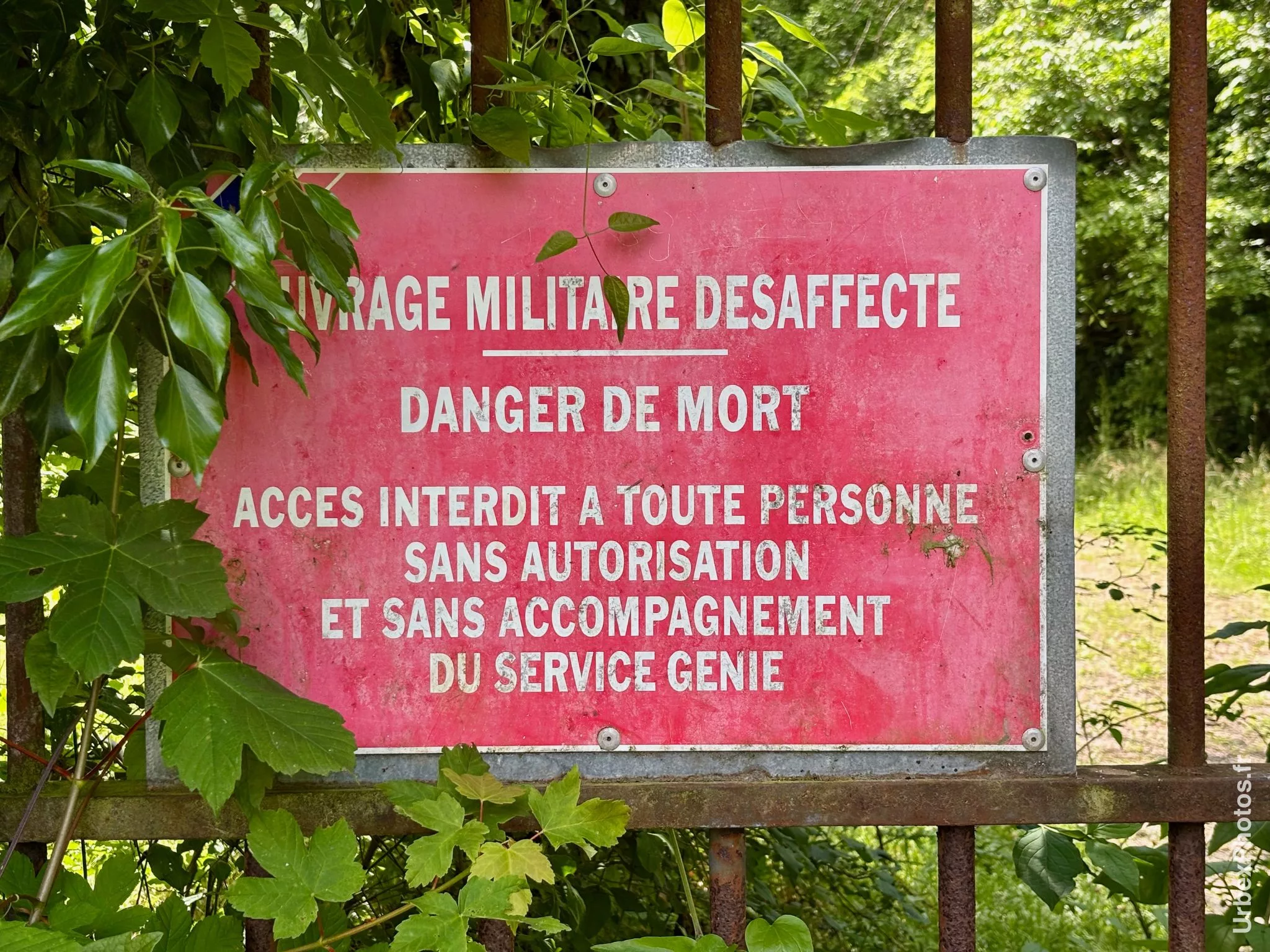 Panneau d'avertissement à l'entrée