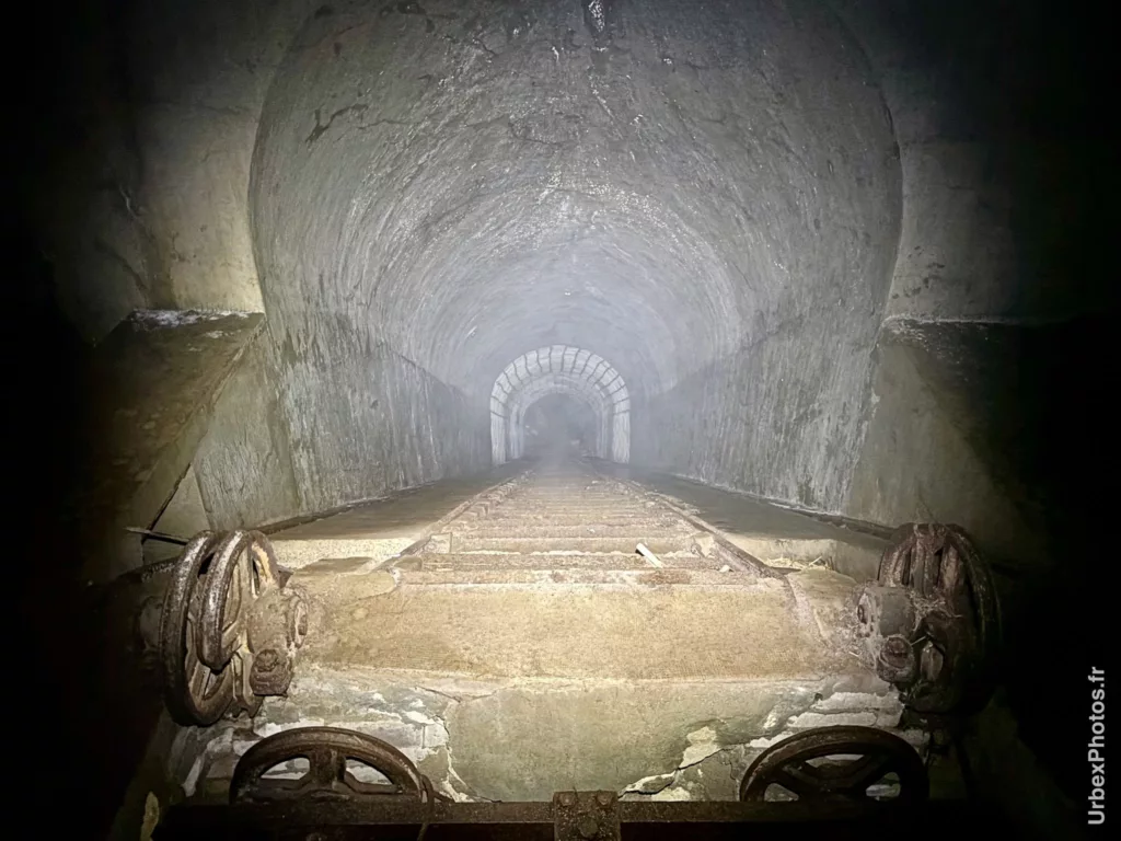 Photo urbex d'un escalier et de rails du Fort Crucifix en Lorraine