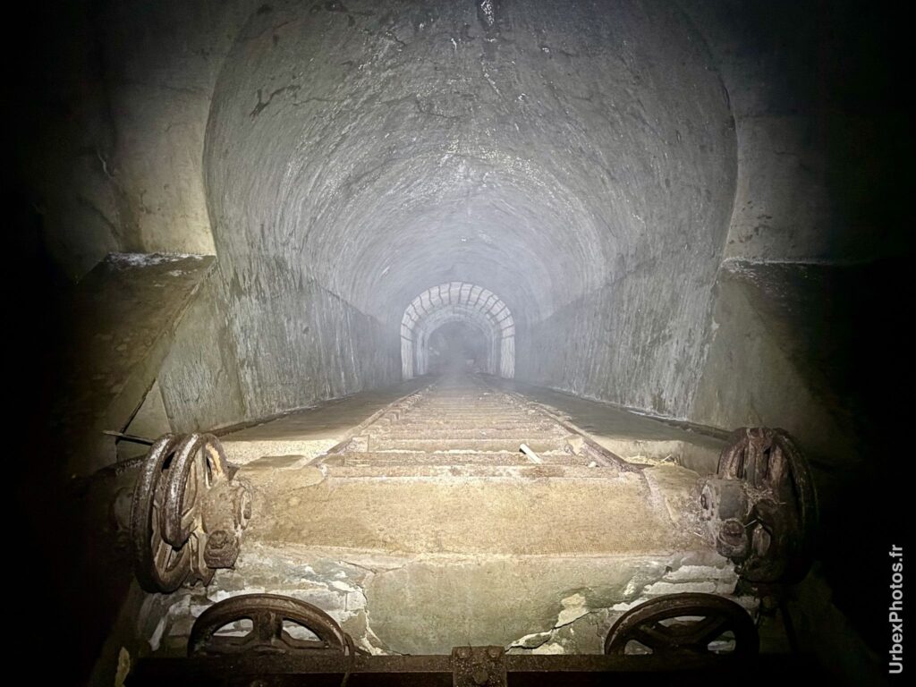 Photo urbex d'un escalier et de rails du Fort Crucifix en Lorraine