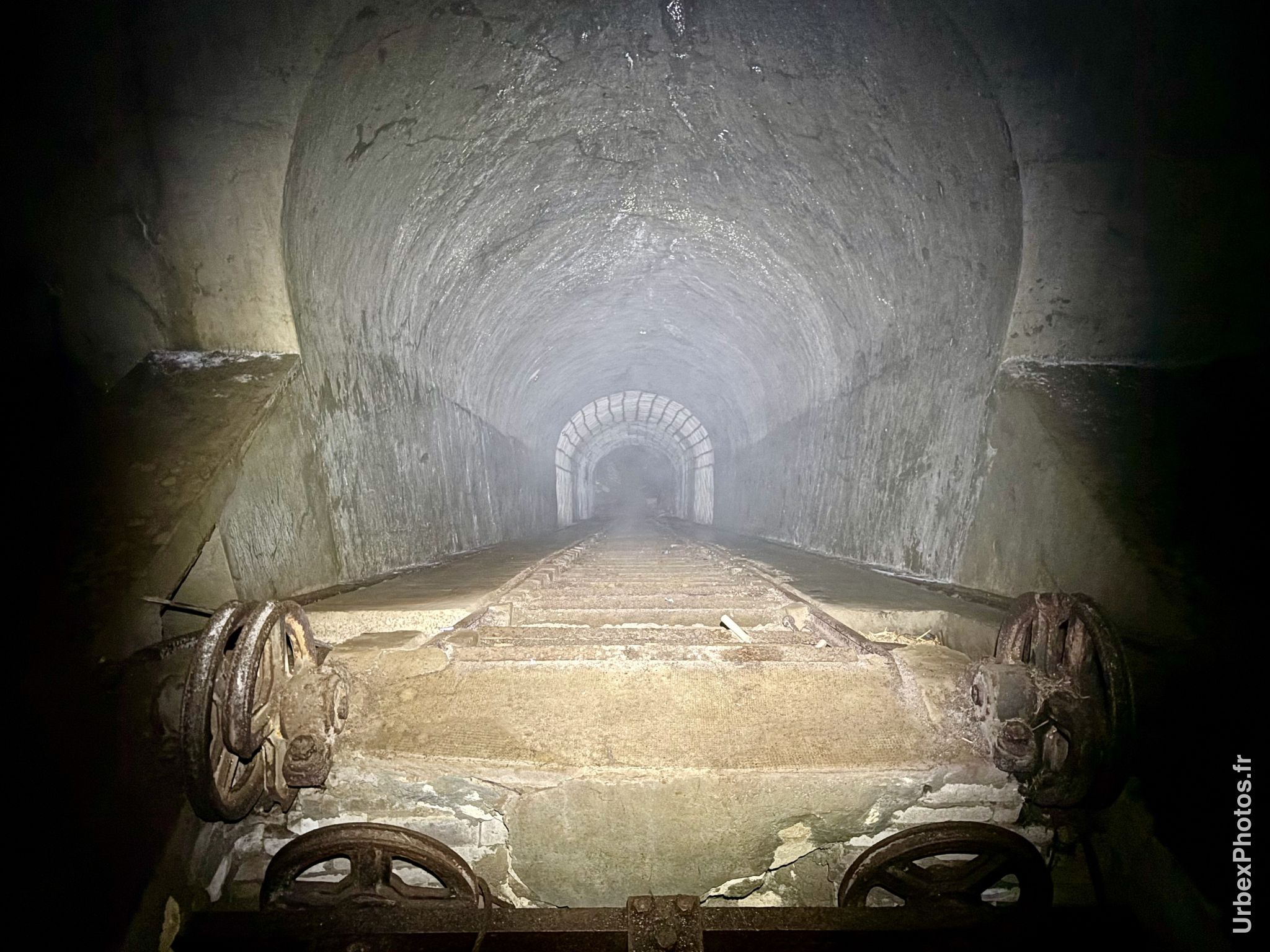 Photo urbex d'un escalier et de rails du Fort Crucifix en Lorraine