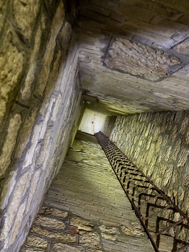 Photo urbex d'une échelle vers la surface du Fort Crucifix en Lorraine