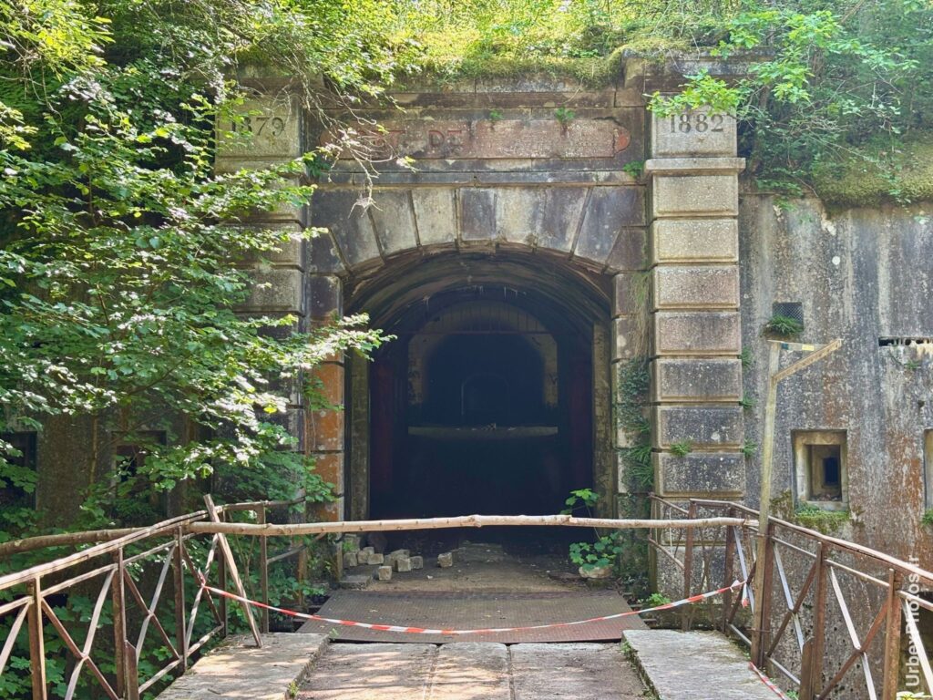 Photo urbex de l'entrée du Fort Crucifix en Lorraine