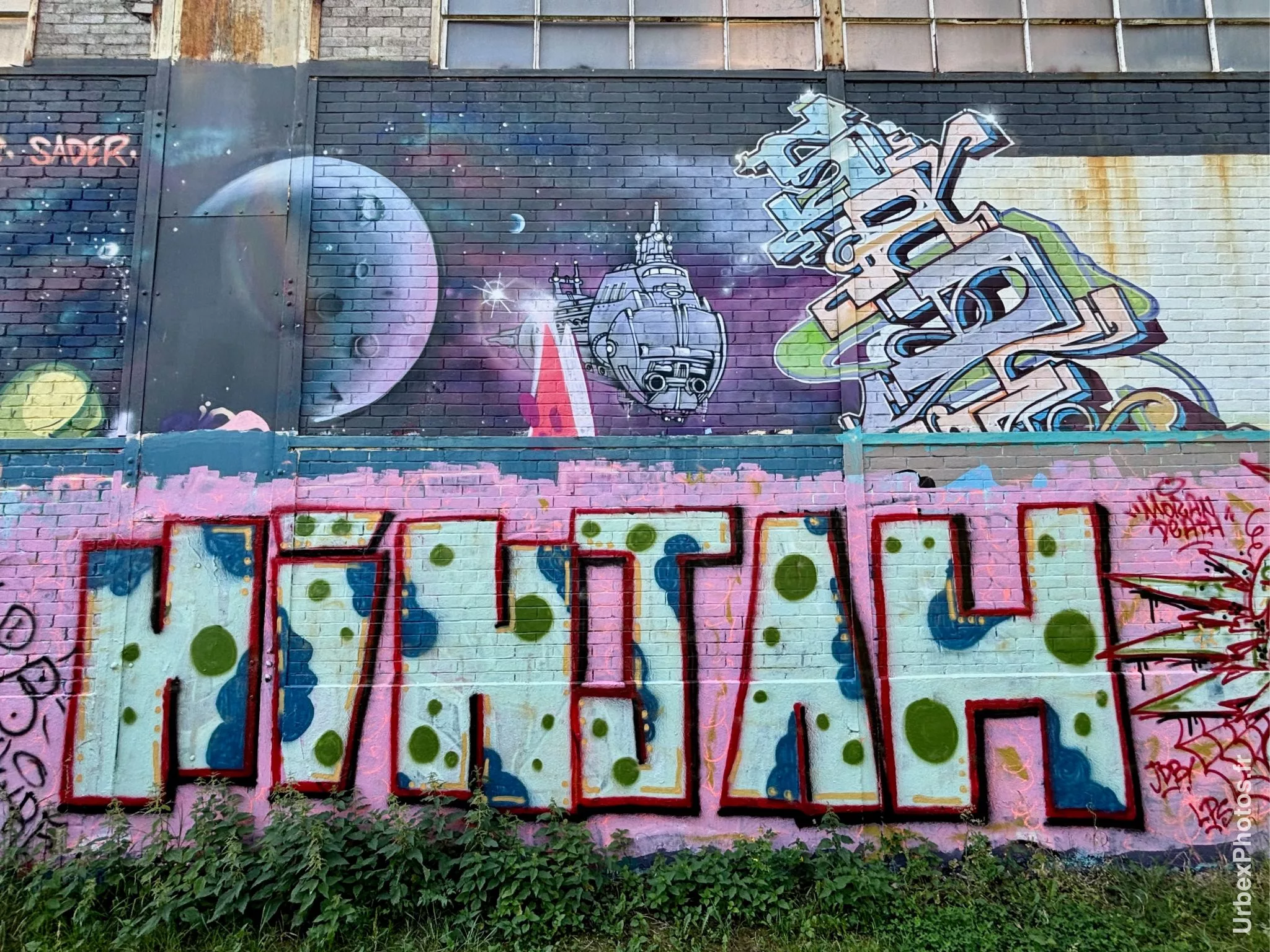 Street art de dessins le long de la voie ferrée