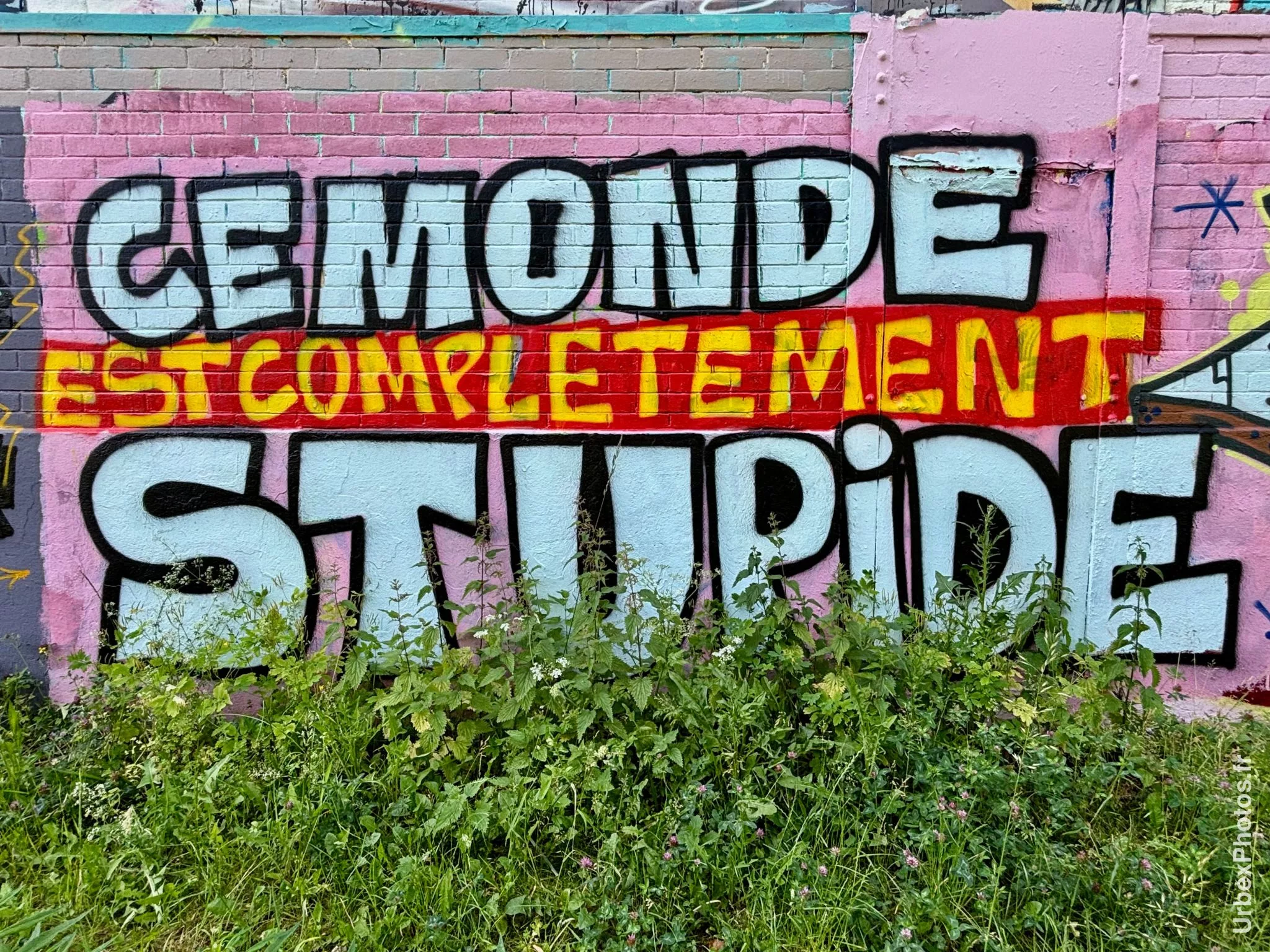 Photo street art de graffitis le long de la voie ferrée à Nancy