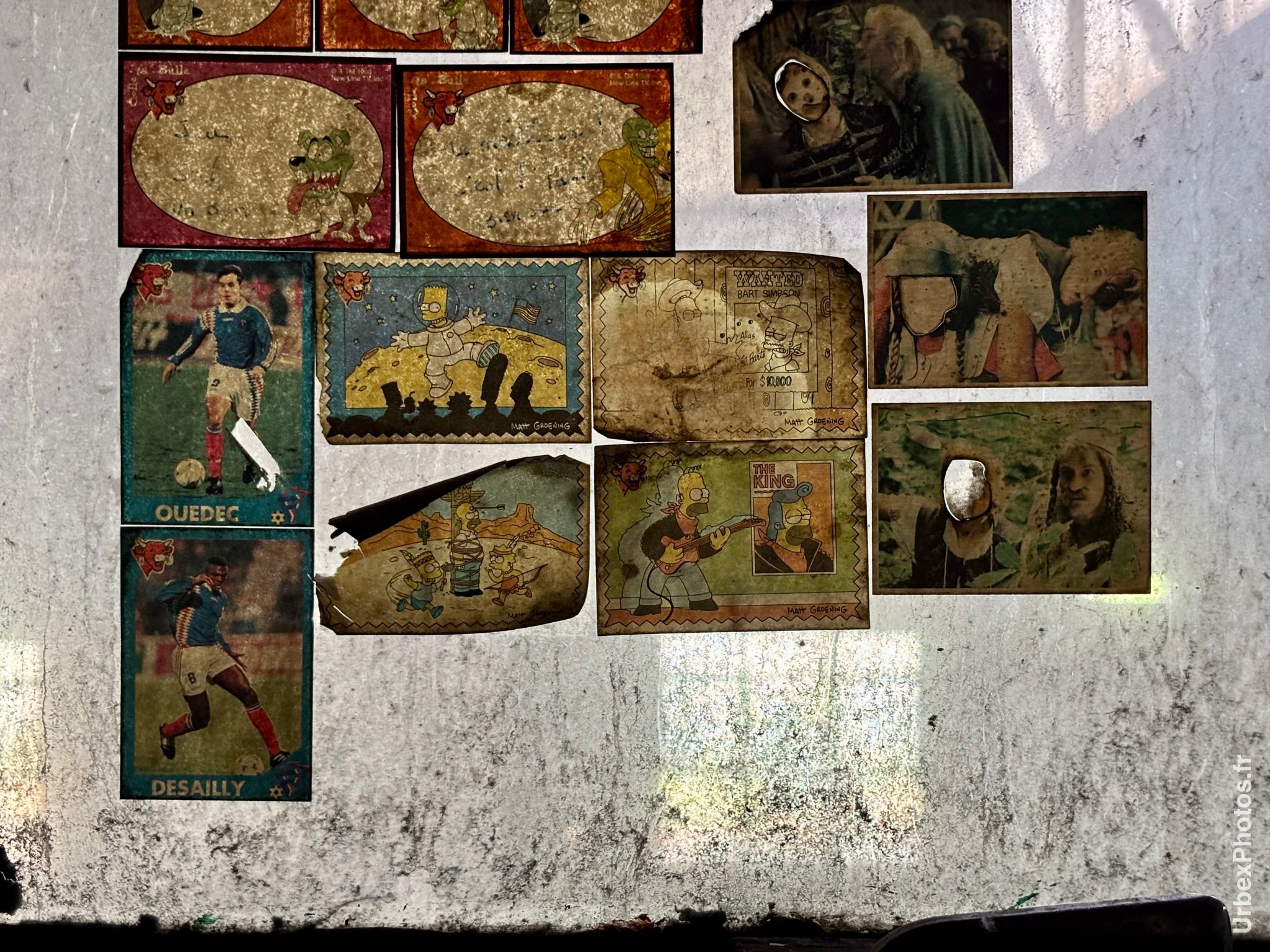 Des vignettes Panini anciennes collées sur une vitre sale