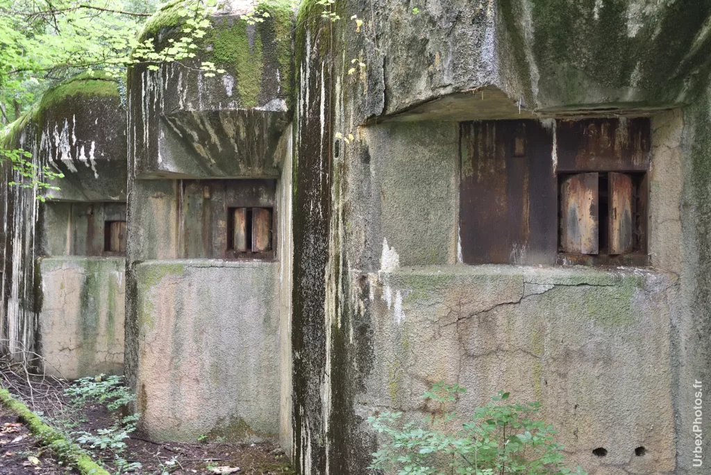 Photo urbex de la façade d'un bloc de combat de la ligne Maginot en Lorraine