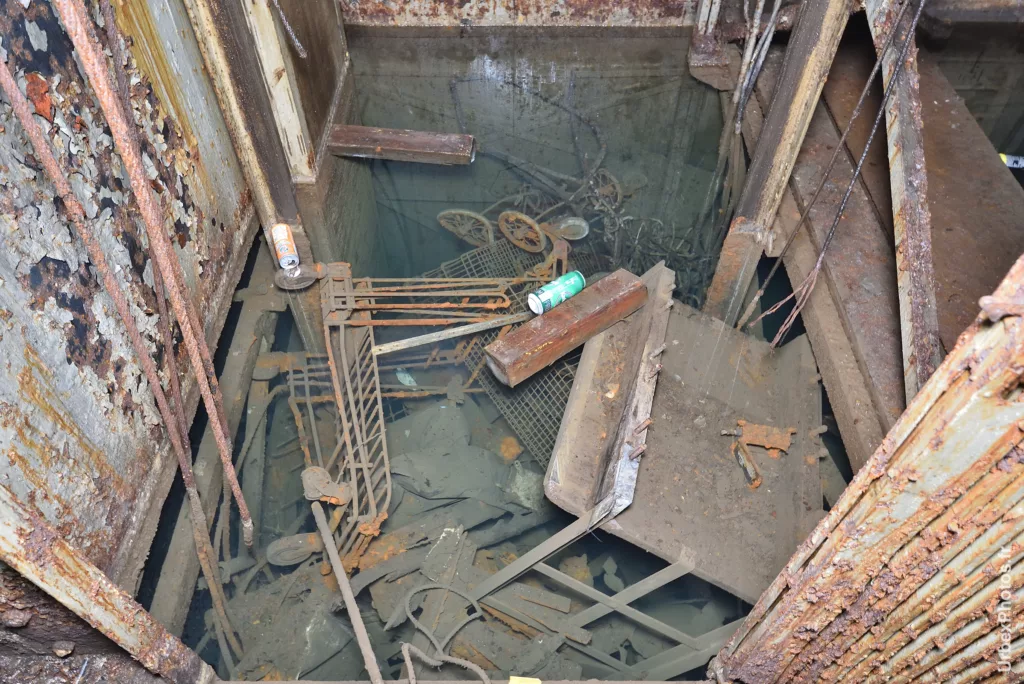Débris sous un ascenseur d'un fort de la ligne Maginot