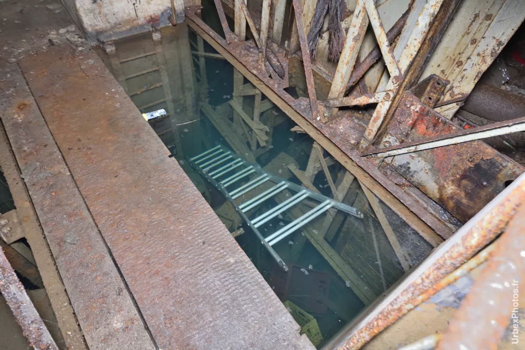 Débris immergés dans un fort de la ligne Maginot