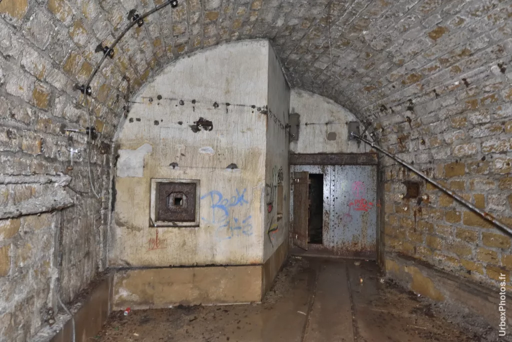 Photo urbex d'une entrée souterraine protégée de la ligne Maginot en Lorraine