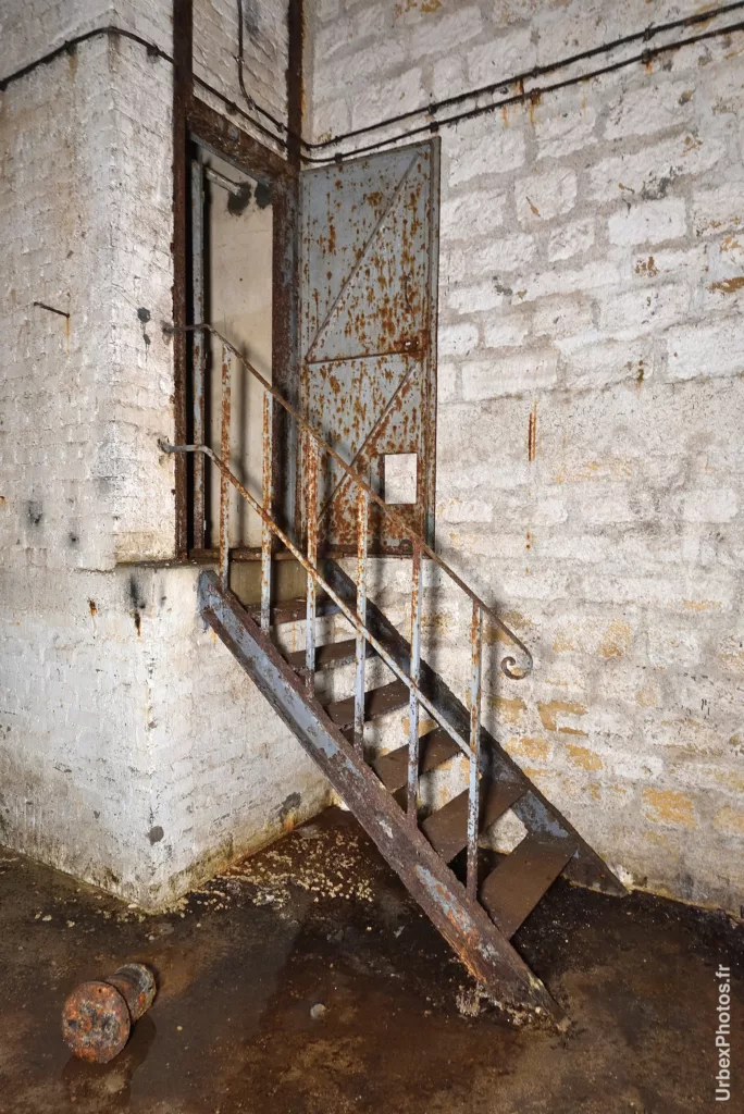 Photo urbex d'un escalier de la ligne Maginot en Lorraine
