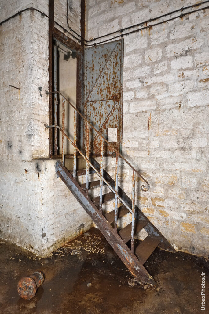 Photo urbex d'un escalier de la ligne Maginot en Lorraine