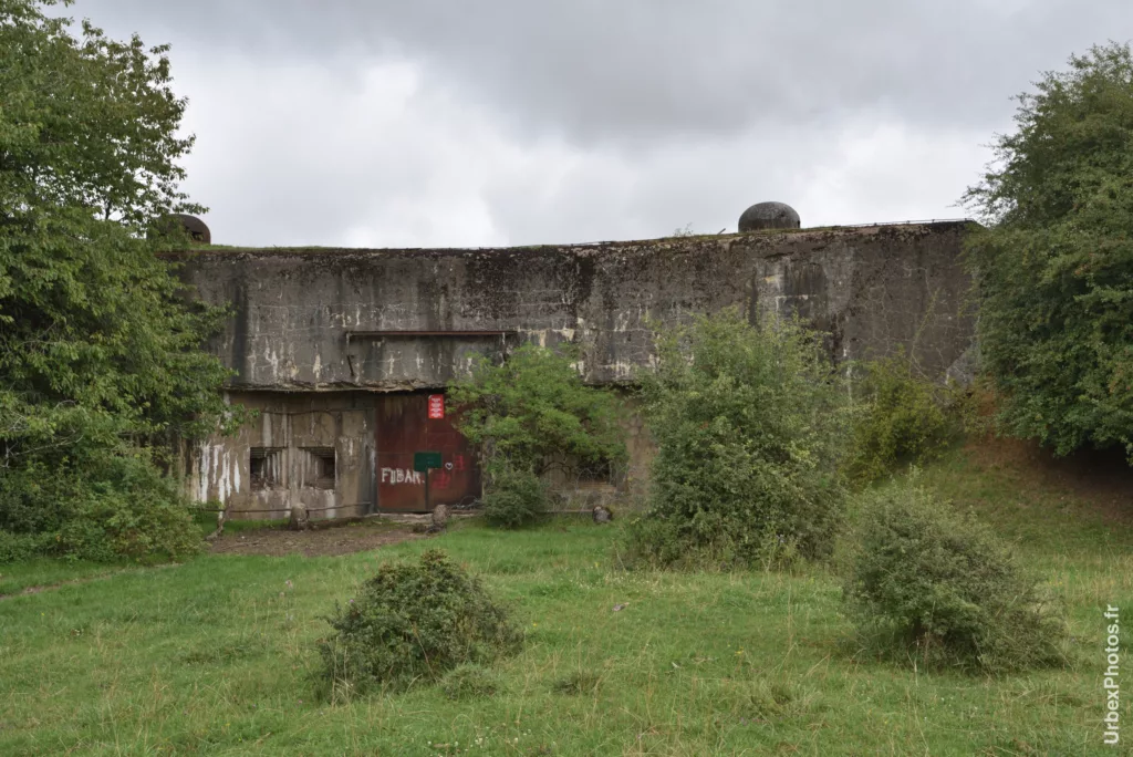 Photo urbex de la façade d'un bloc d'entrée de la ligne Maginot en Lorraine