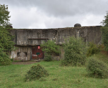Photo urbex de la façade d'un bloc d'entrée de la ligne Maginot en Lorraine