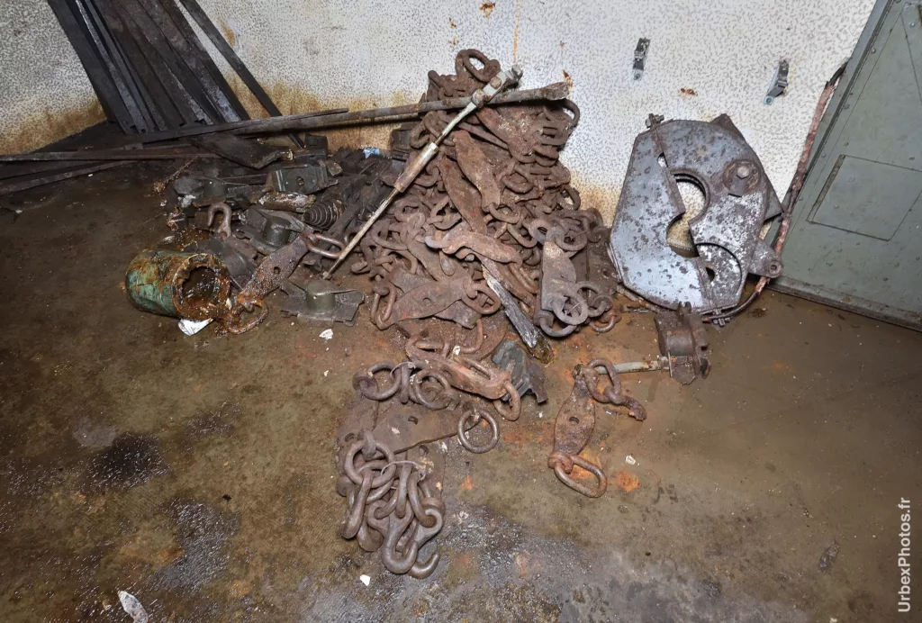 Crochets dans un fort de la ligne Maginot