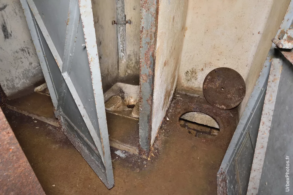 Toilettes d'un fort de la ligne Maginot