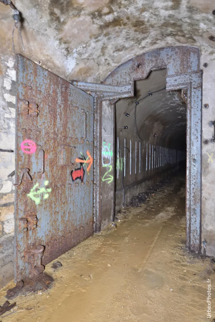 Porte blindée d'un fort de la ligne Maginot