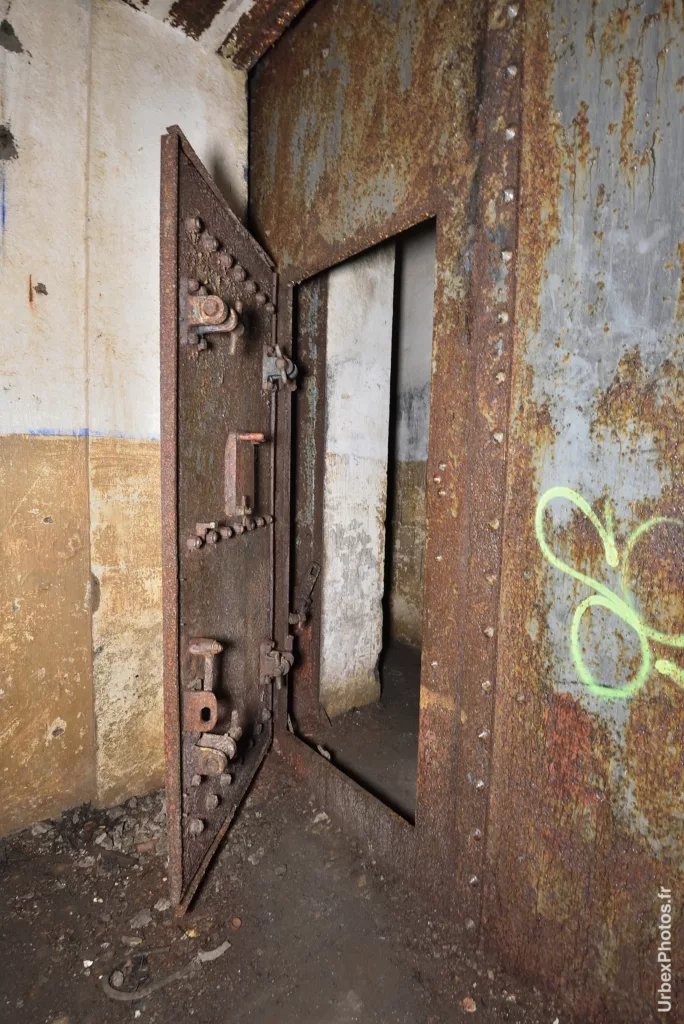 Porte blindée d'un fort de la ligne Maginot