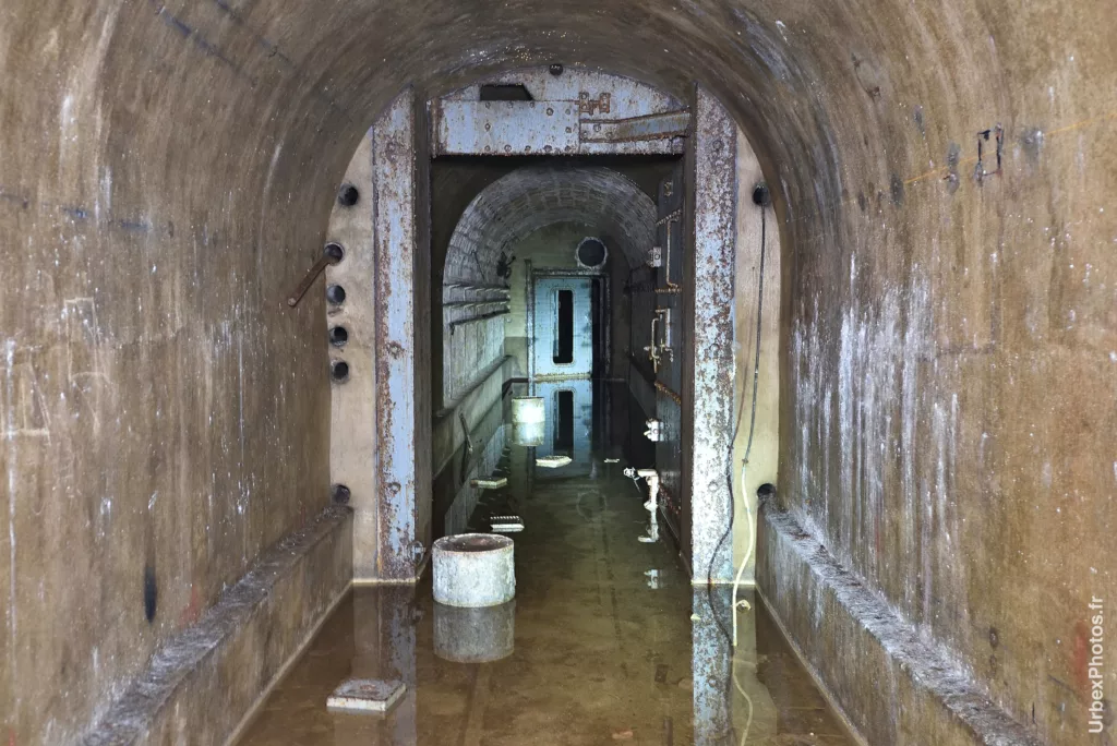 Photo urbex d'un tunnel inondé de la ligne Maginot en Lorraine