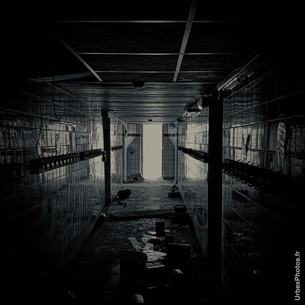 Couloir avec lumière au fond