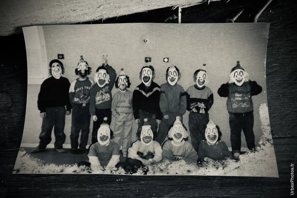 Enfants avec masques de clown