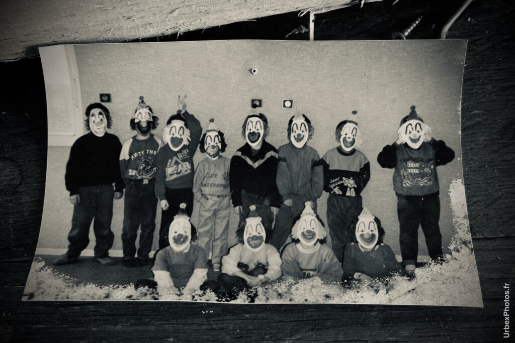 Enfants avec masques de clown