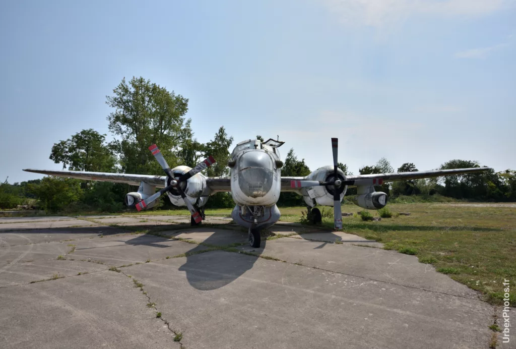 Photo urbex de l'avant du Lockheed P2V-7 Neptune dans le Grand Est