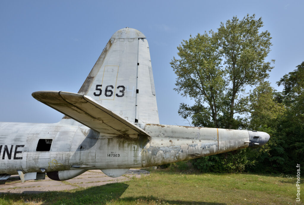 Empennage et détecteur d'anomalies magnétiques du Lockheed P2V-7 Neptune