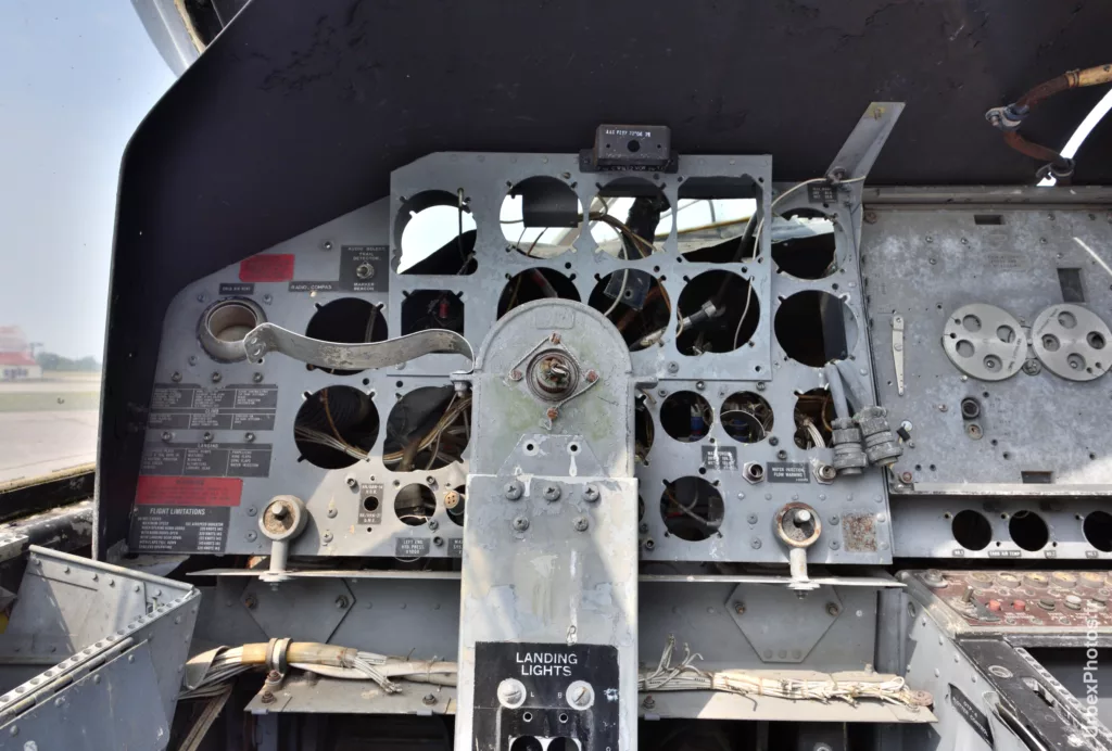 Vue depuis le siège de pilote du Lockheed P2V-7 Neptune