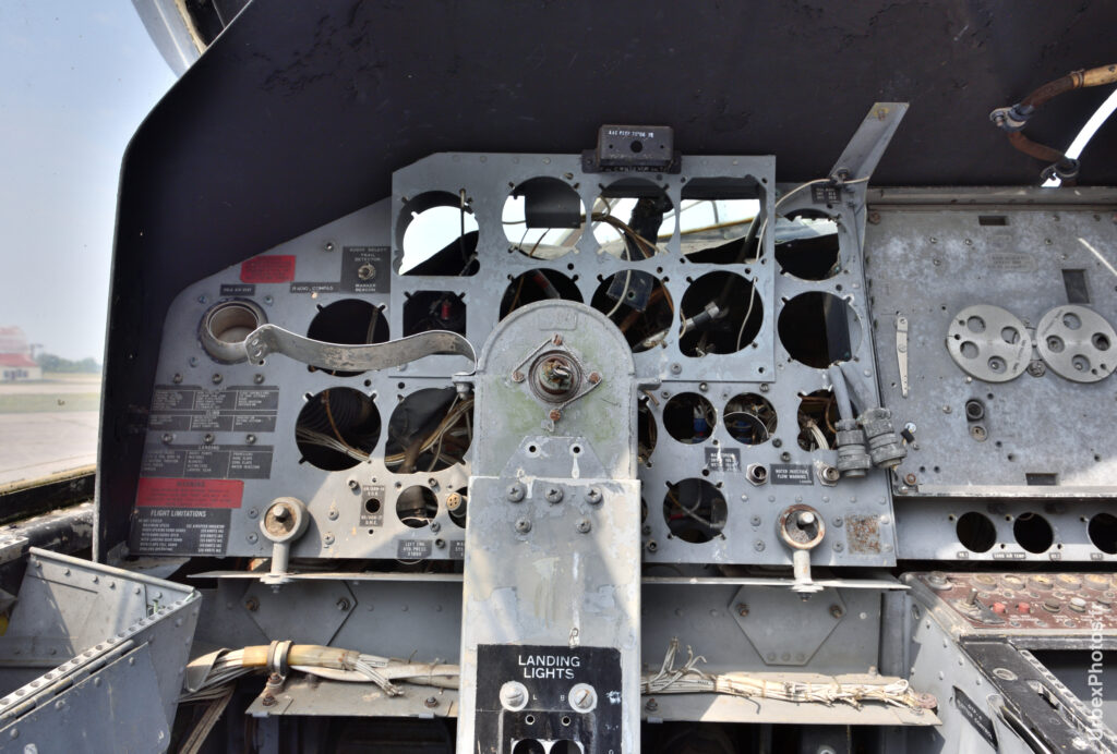 Vue depuis le siège de pilote du Lockheed P2V-7 Neptune