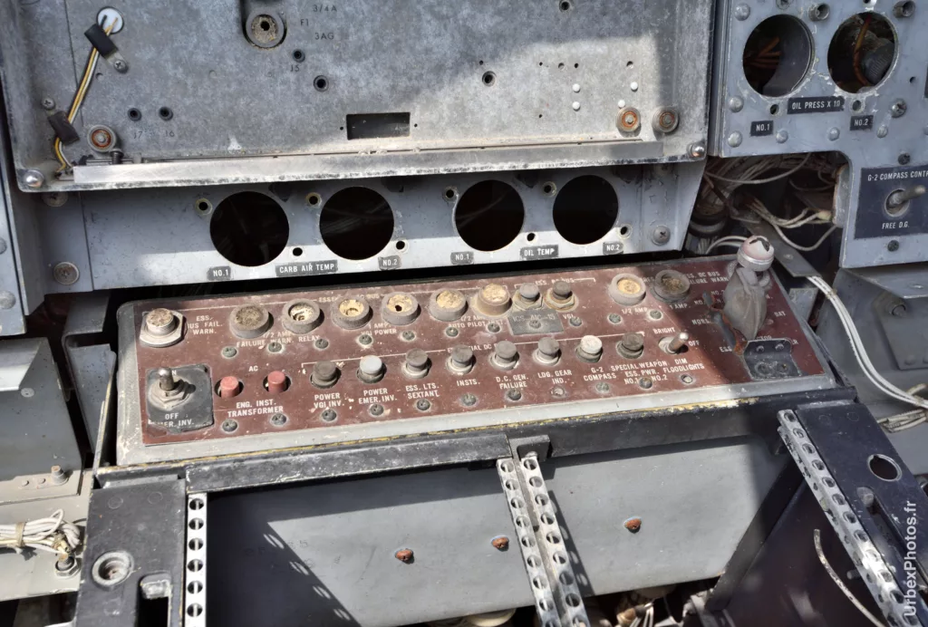 Boutons de commande dans le cockpit du Lockheed P2V-7 Neptune