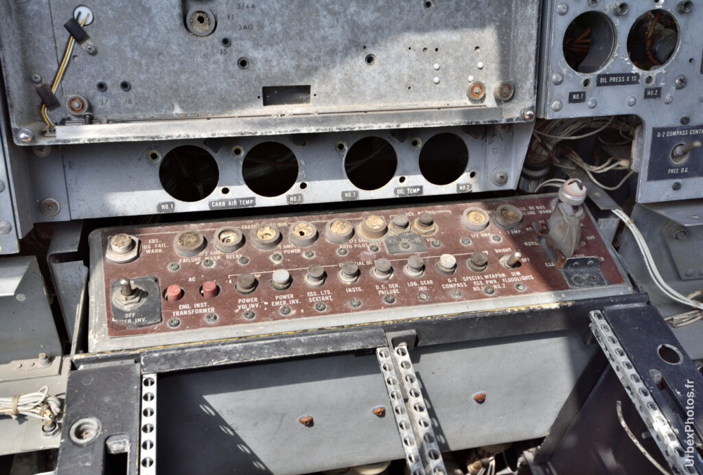 Boutons de commande dans le cockpit du Lockheed P2V-7 Neptune
