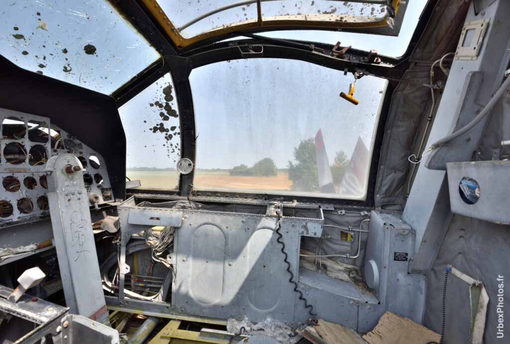 Vue vers la droite dans le cockpit du Lockheed P2V-7 Neptune