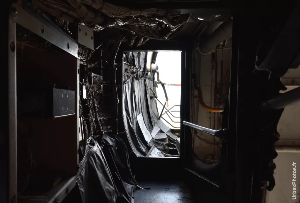 Accès au poste d'observation avant du Lockheed P2V-7 Neptune