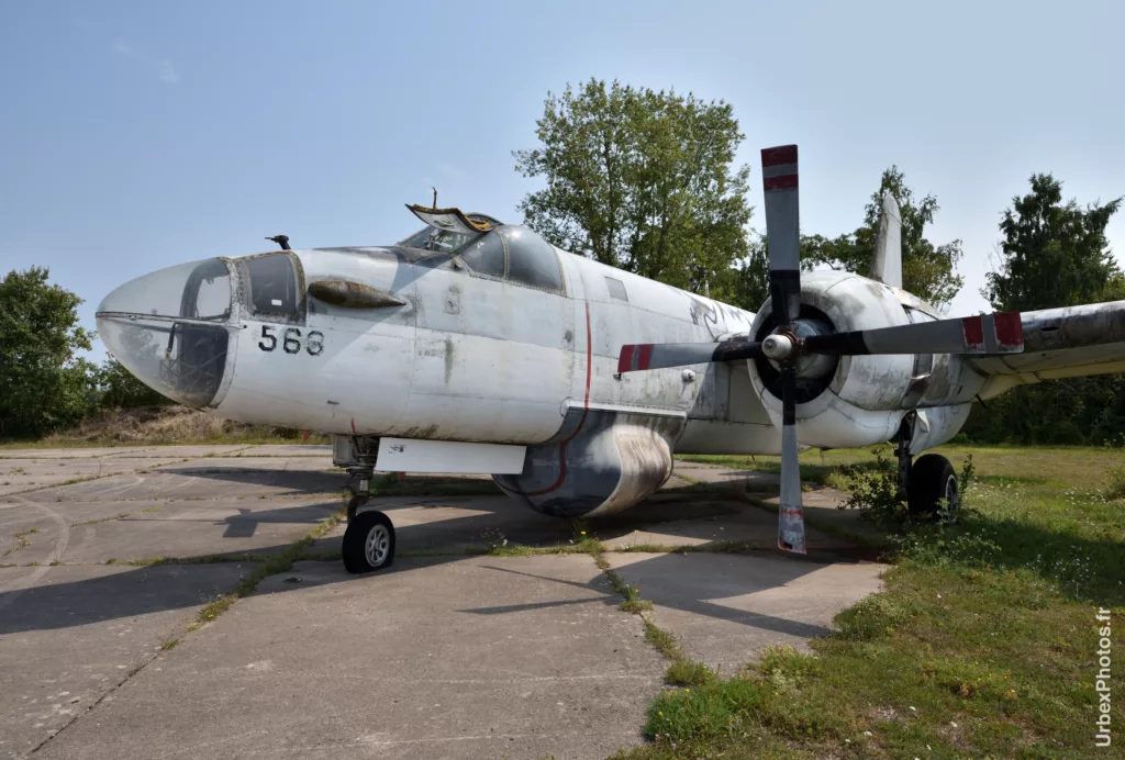 Photo urbex de trois-quart avant du Lockheed P2V-7 Neptune dans le Grand Est