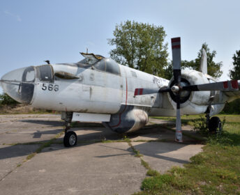Lockheed P2V-7 Neptune Photo urbex de trois-quart avant du Lockheed P2V-7 Neptune dans le Grand Est