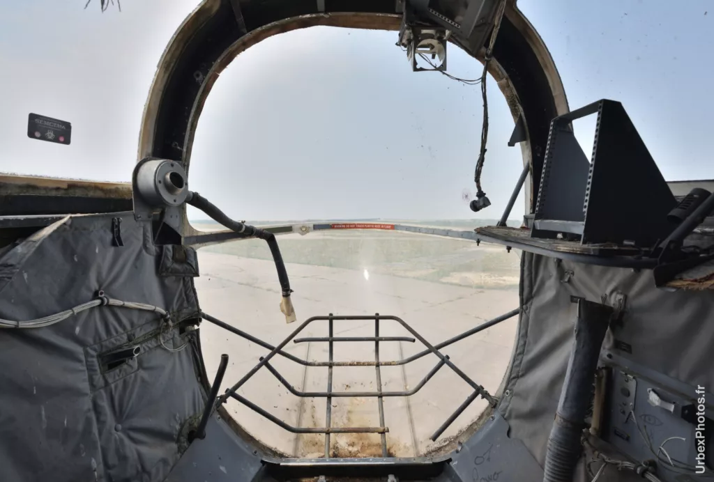 Vue de la piste depuis le poste d'observation avant du Lockheed P2V-7 Neptune
