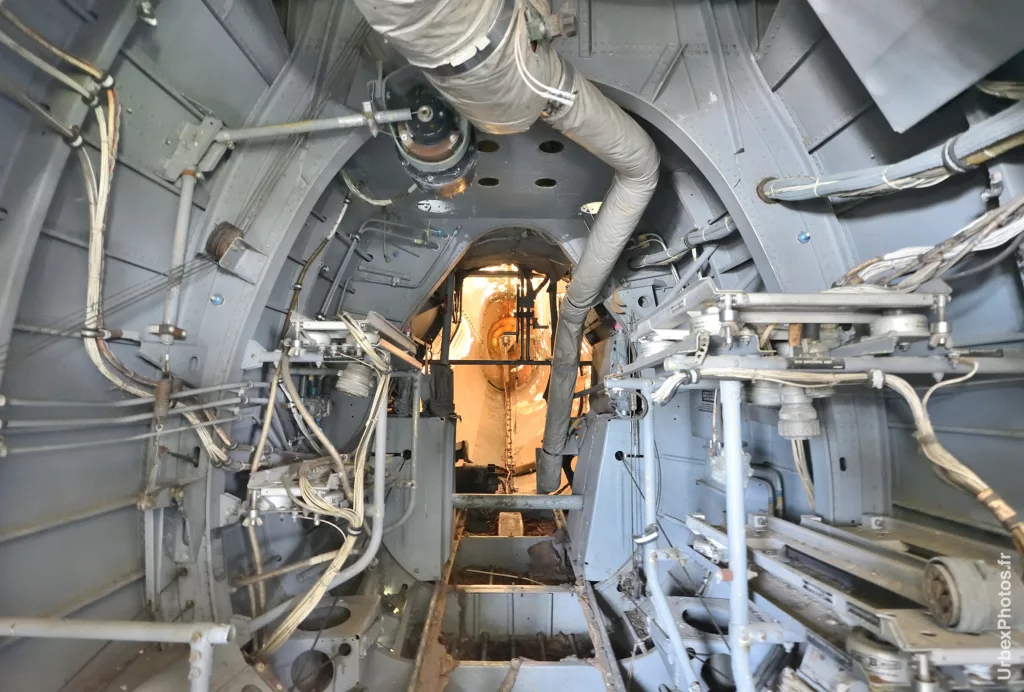 A l'intérieur du Lockheed P2V-7 Neptune, vers le détecteur d'anomalies magnétiques