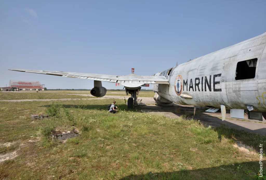 Derrière l'aile gauche du Lockheed P2V-7 Neptune