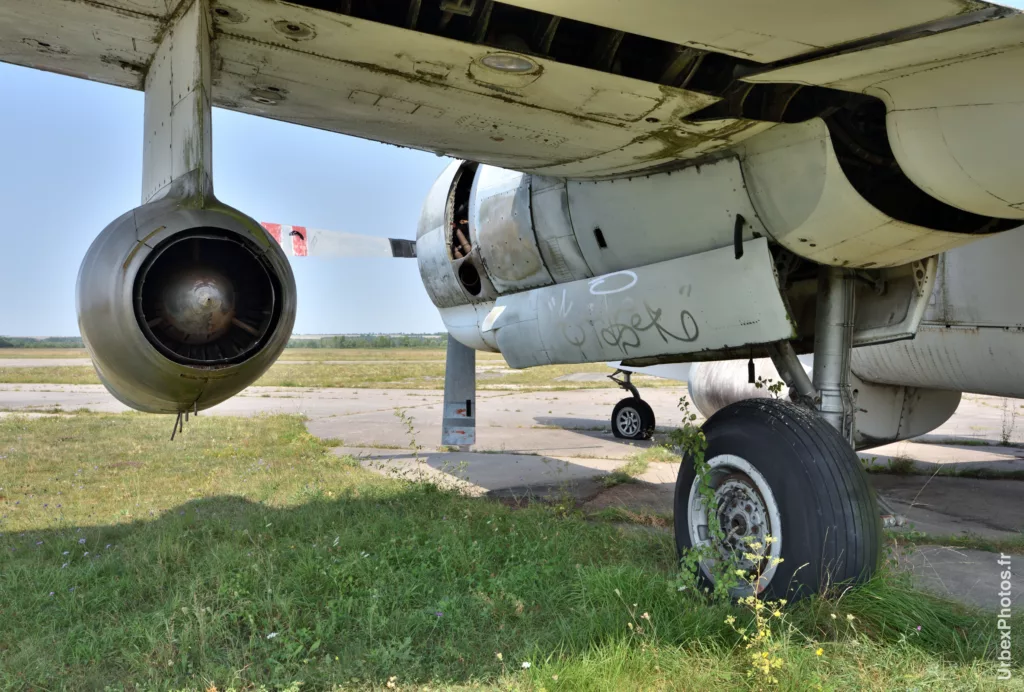 Sous l'aile gauche du Lockheed P2V-7 Neptune