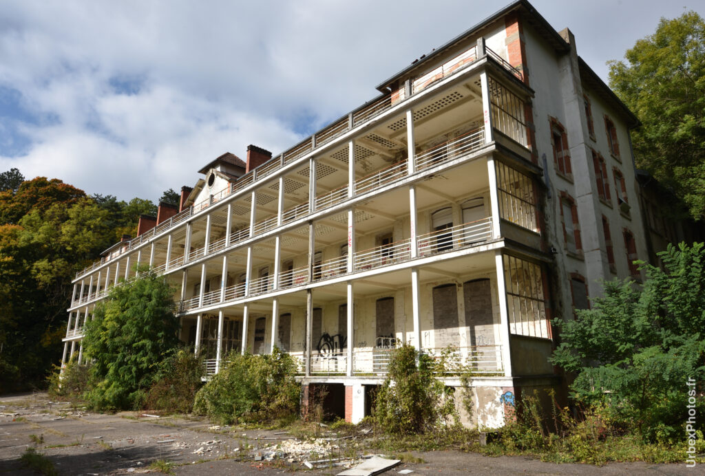 Photo urbex de la façade du Sanatorium Simone Weber en Lorraine
