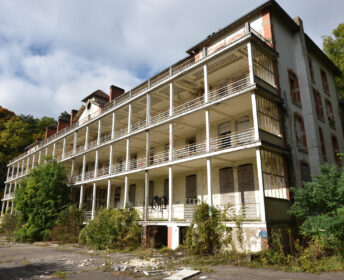 Retour au Sanatorium Simone Weber Photo urbex de la façade du Sanatorium Simone Weber en Lorraine