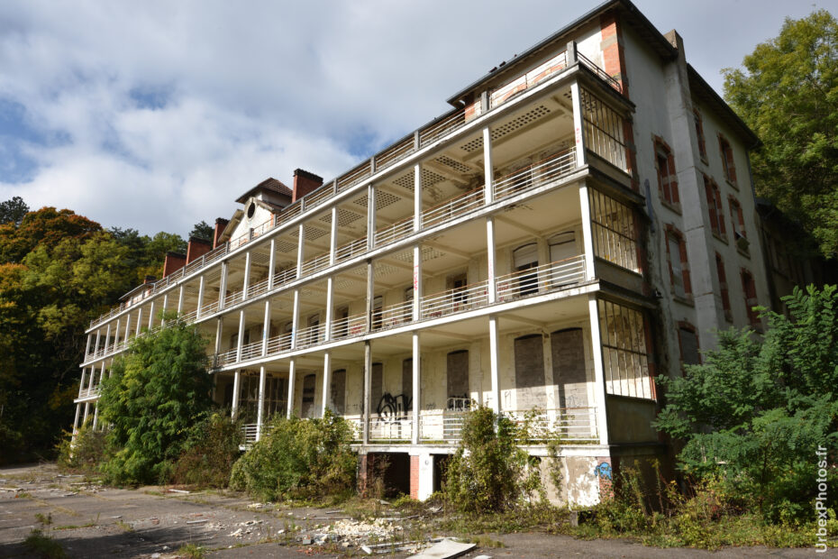 Photo urbex de la façade du Sanatorium Simone Weber en Lorraine