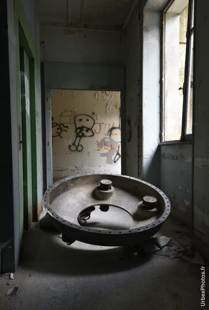 Photo urbex d'un couvercle dans le Sanatorium Simone Weber en Lorraine