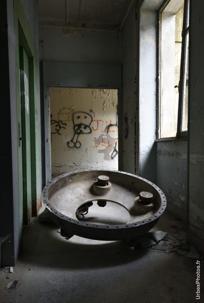 Photo urbex d'un couvercle dans le Sanatorium Simone Weber en Lorraine