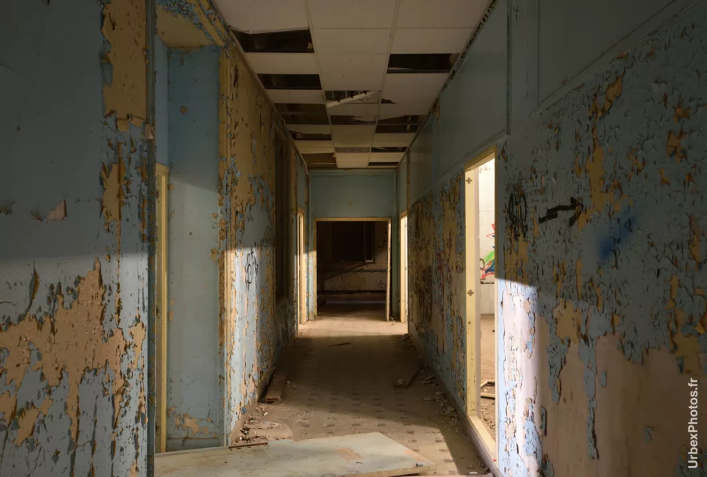 Photo urbex d'un couloir du Sanatorium Simone Weber en Lorraine